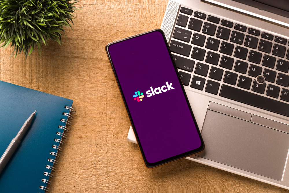 Saleforce lancia Slack AI che integra intelligenza artificiale generativa smartphone (© Depositphotos)