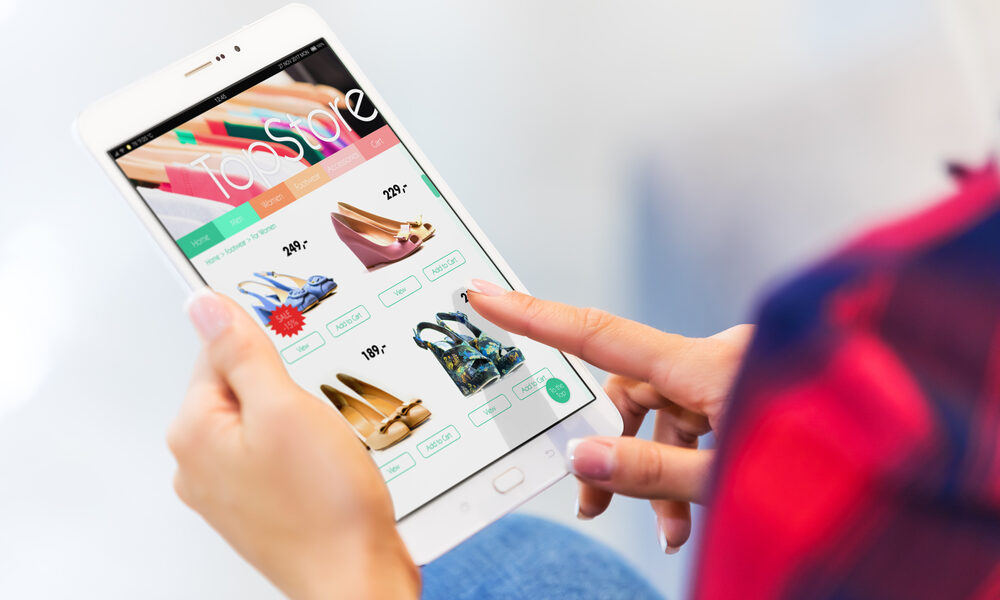 E-commerce e moda - Intelligenza artificiale e moda online, l'opinioni degli acquirenti. Il report Year in Review di STILEO (Gruppo GLAMI)