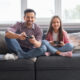 Padre e figlia che giocano insieme ai videogame - Mercato italiano dei videogiochi, crescita del 5% nel 2023. Superati i 2,3 miliardi di euro secondo la ricerca di IIDEA