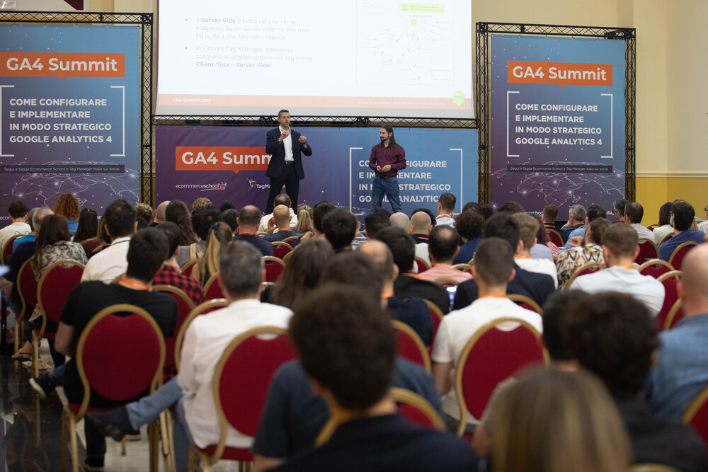 Roberto Guiotto e Matteo Zambon sul palco del GA4 Summit - GA4 Summit 2024, l'evento imperdibile per i professionisti del marketing digitale