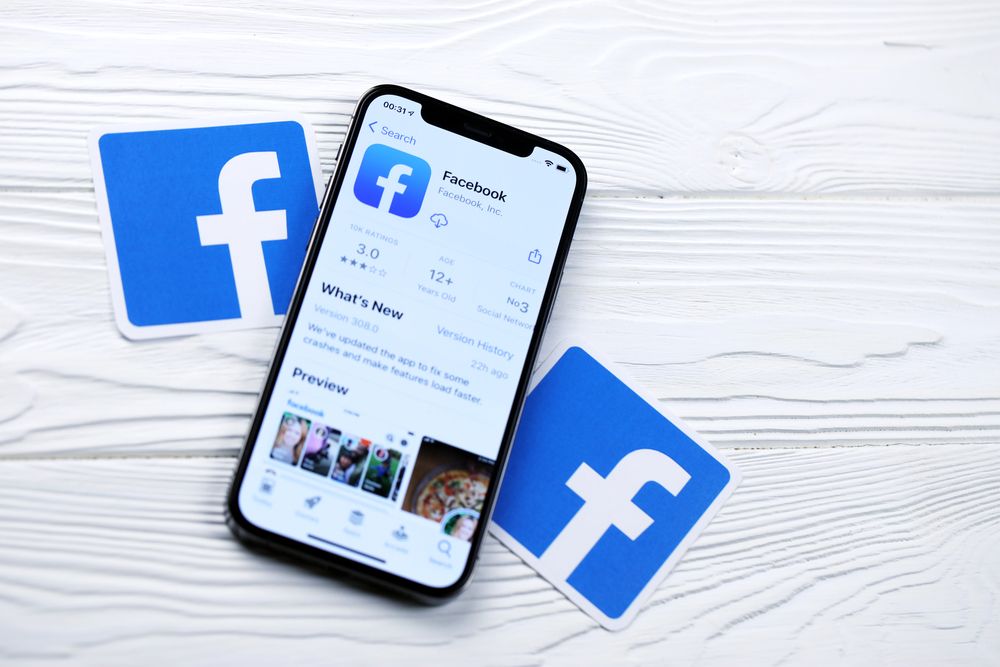 Logo Facebook e smartphone - Phishing, gli account business di Facebook nel mirino dei cybercriminali