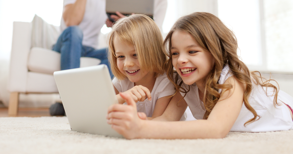 Bambine con tablet - Sicurezza online dei bambini, la risposta di Tiscali e Kaspersky