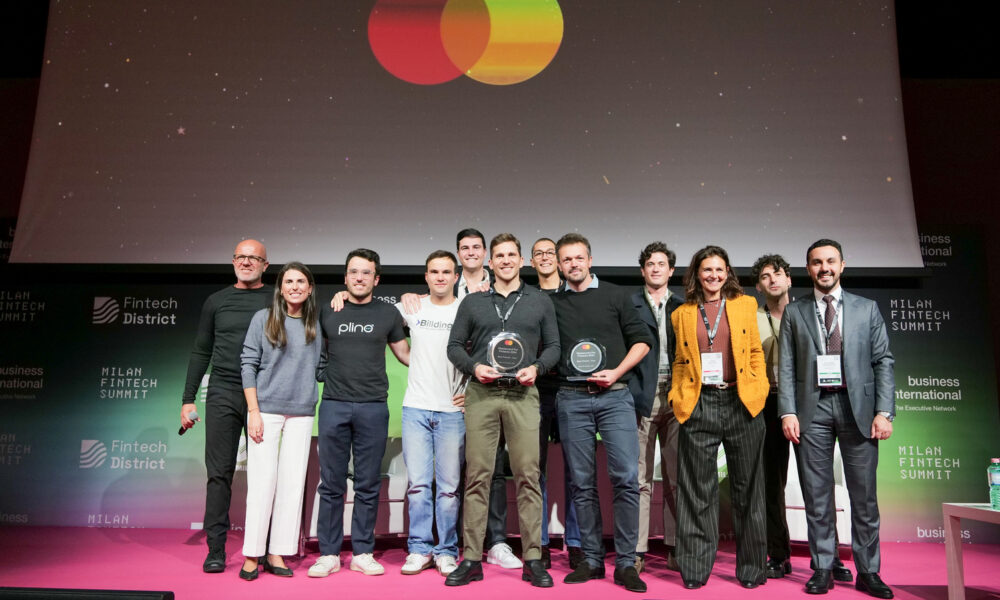 Foto di gruppo alla premiazione delle due fintech vincitrici Tot e WithLess - ph Francesco Floris