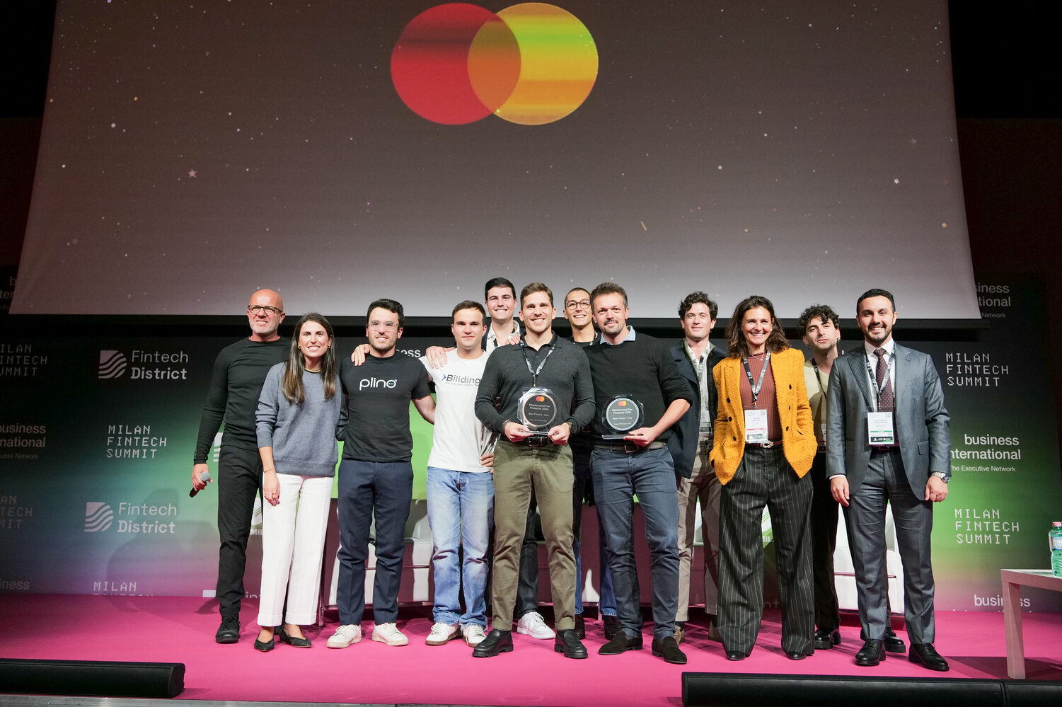 Foto di gruppo alla premiazione delle due fintech vincitrici Tot e WithLess - ph Francesco Floris