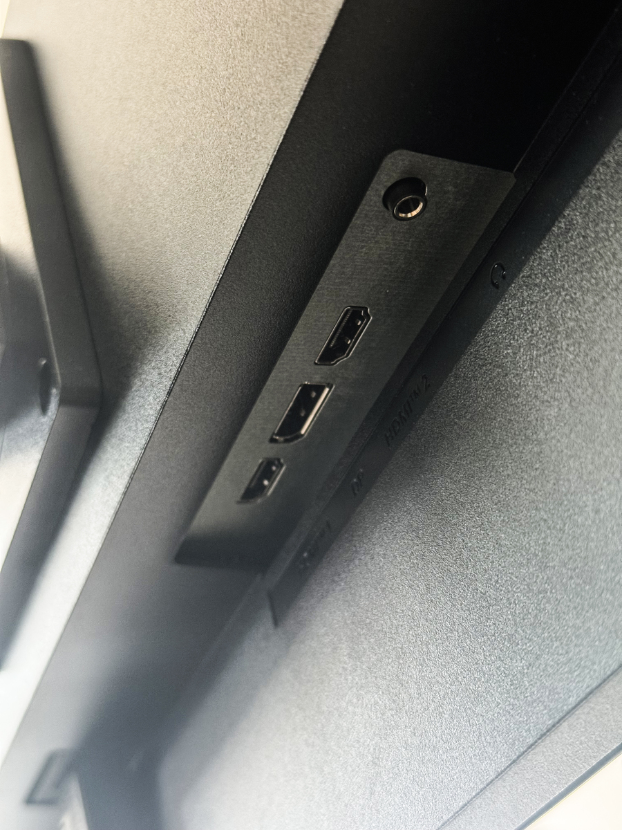 La possibilità di collegamenti più limitata del modello MSI PRO MP275QPG