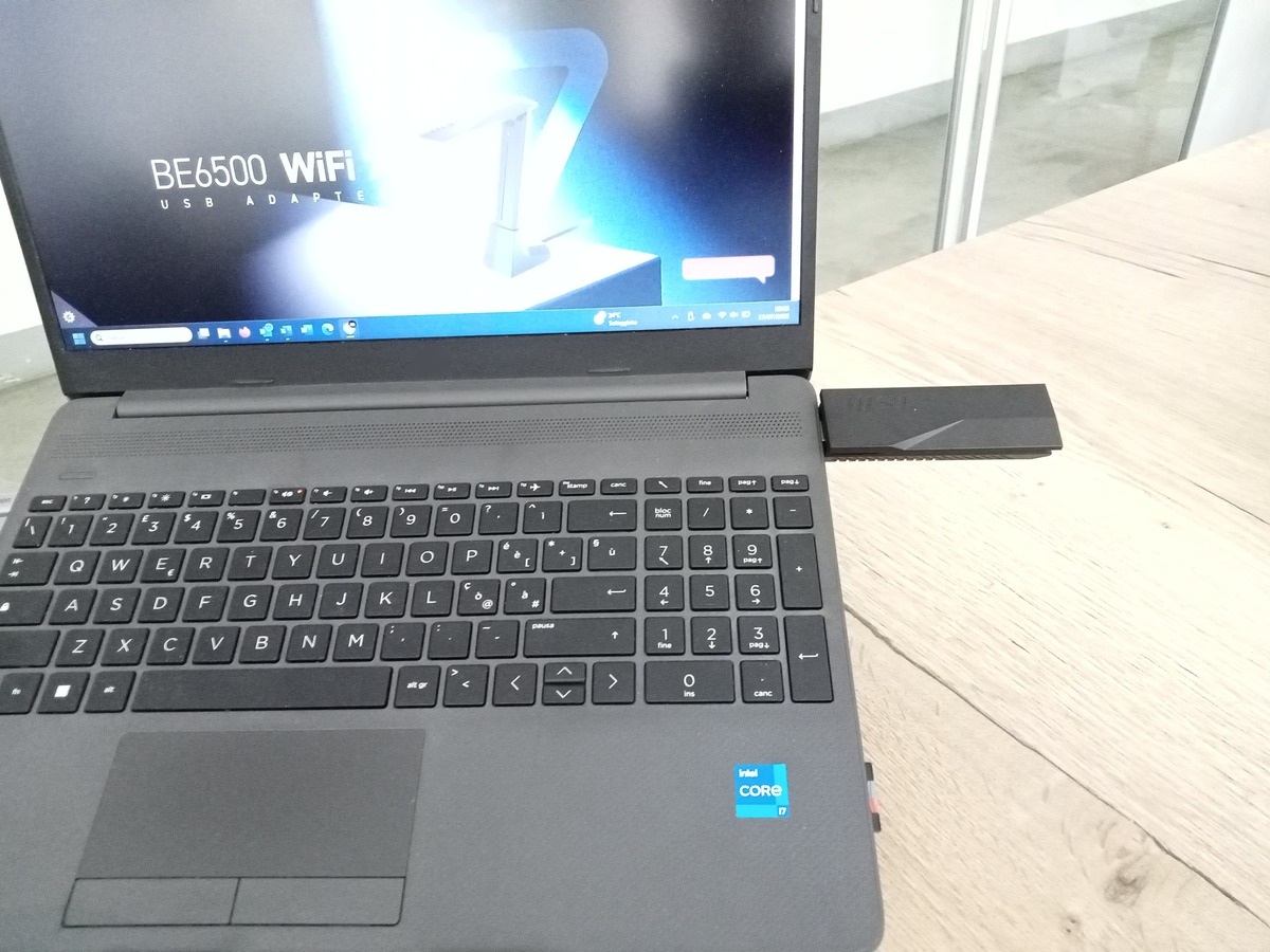 Il Be6500 WiFi 7 di msi collegato direttamente alla porta usb del notebook
