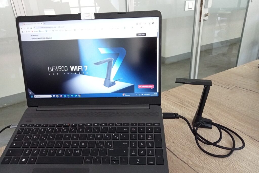 Il dispositivo BE6500 WiFi 7 fissato sul cradle