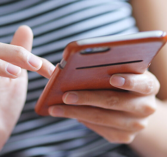 Ragazza con smartphone