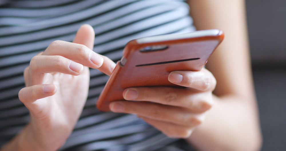 Ragazza con smartphone
