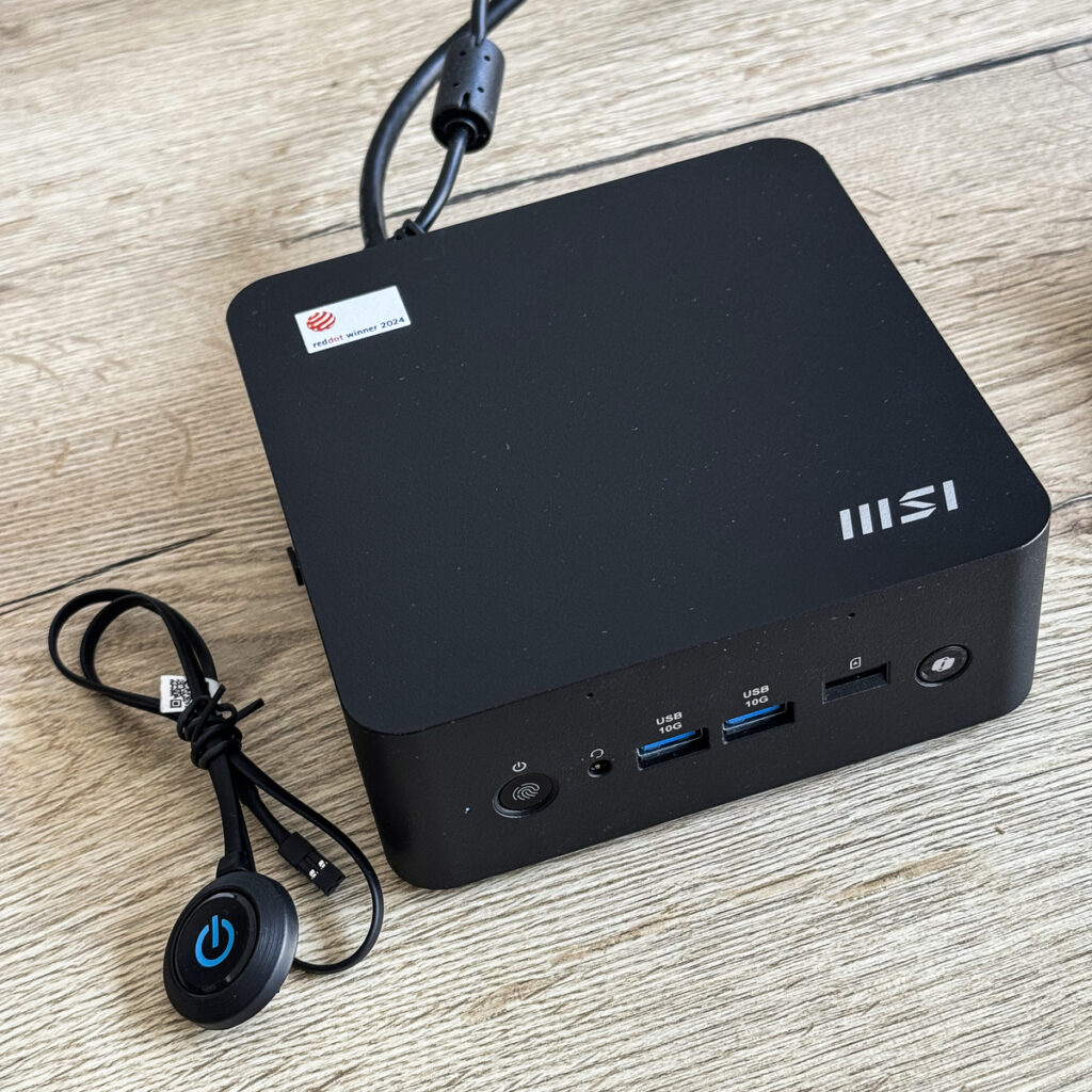 Il Mini pc Cubi NUC AI+ di MSI con l'interruttore di accensione esterno