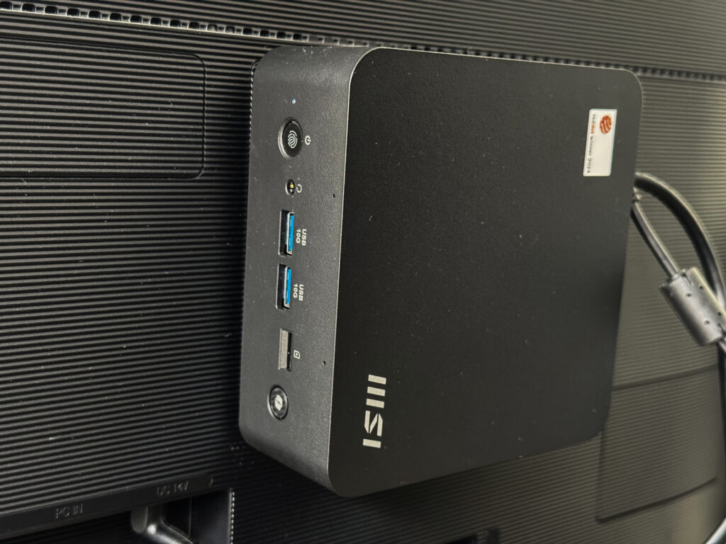 Il Cubi NUC AI+ montato con supporto VESA in dotazione