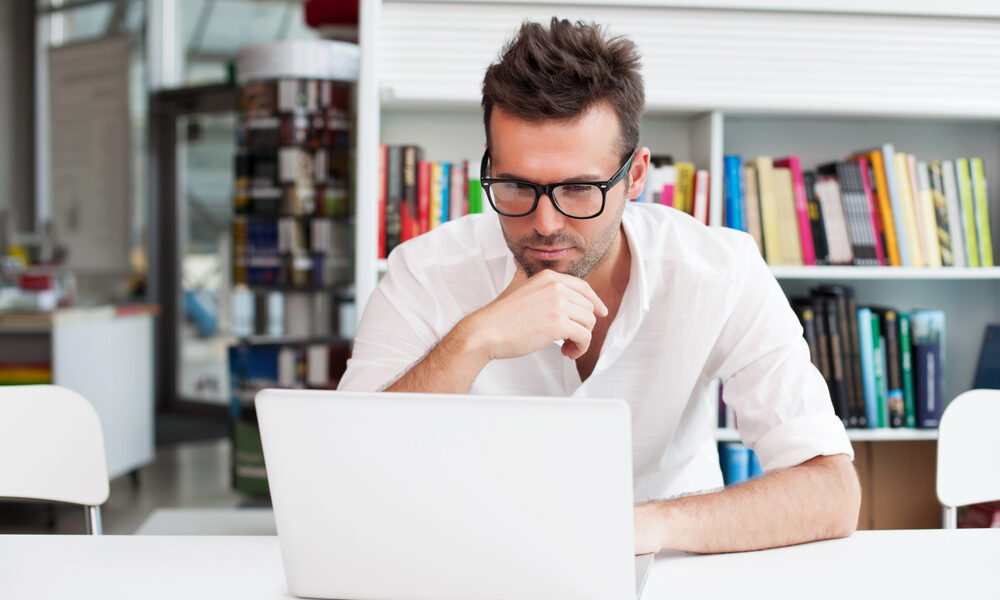 Uomo al lavoro su notebook