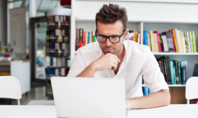 Uomo al lavoro su notebook