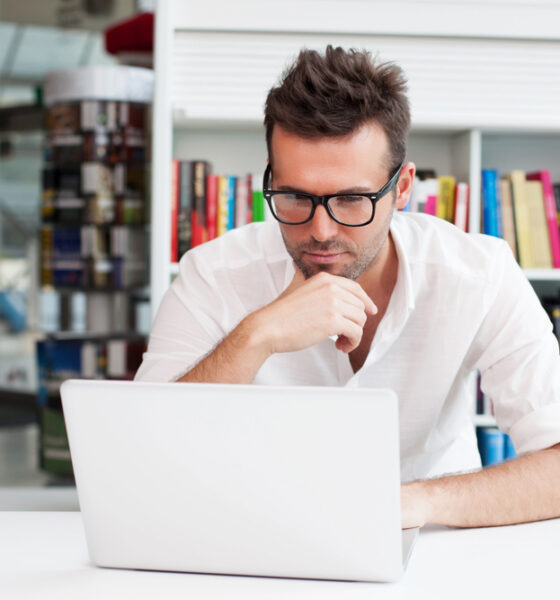 Uomo al lavoro su notebook
