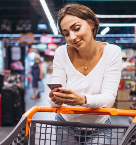 Donna al supermercato