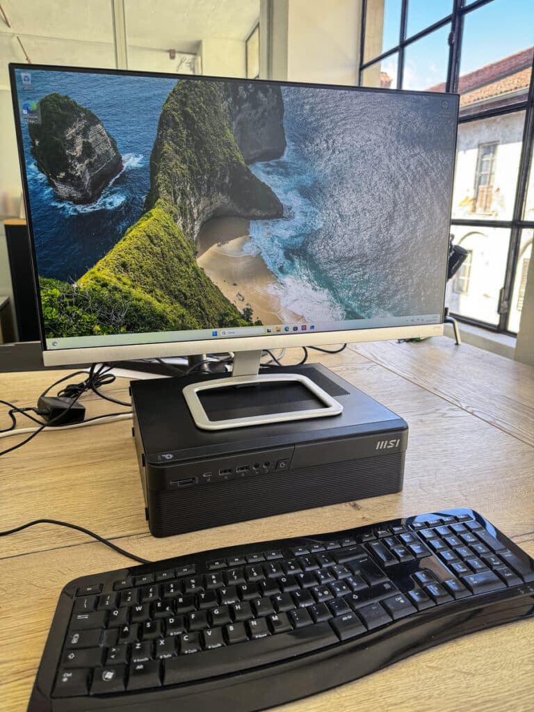 MSI PRO DP80 posizionato sotto il monitor