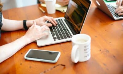 Persona al lavoro su notebook