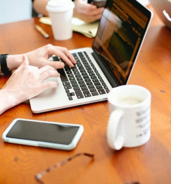 Persona al lavoro su notebook