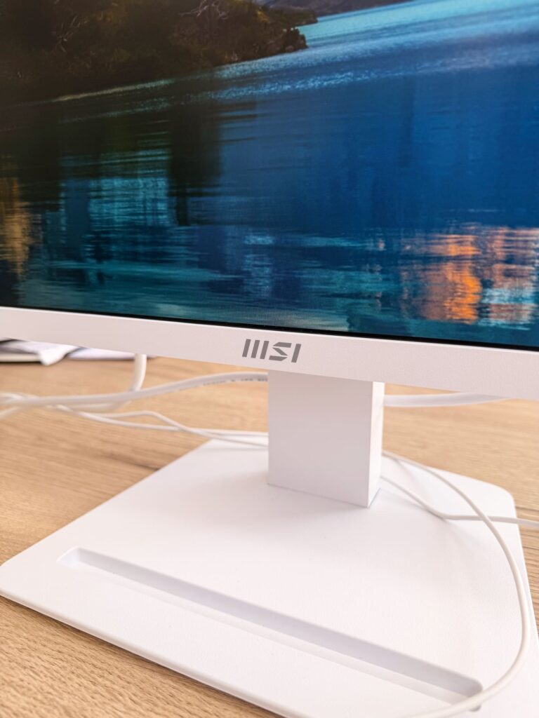 La base di appoggio con lo slot accessori