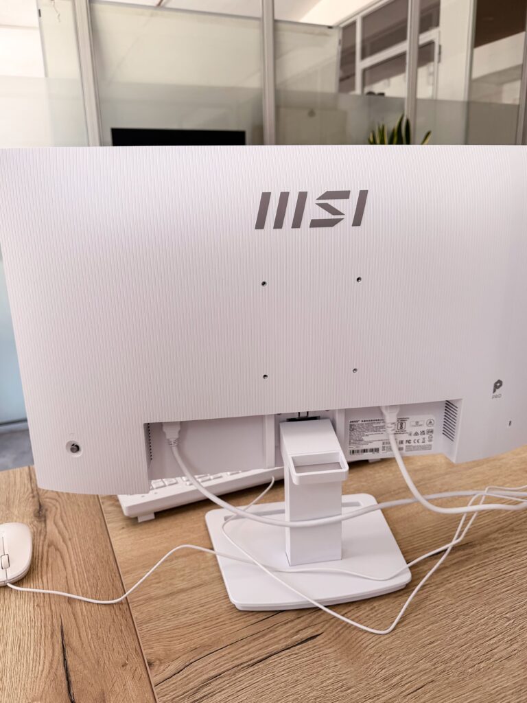 Vista posteriore del monitor MSI PRO MP273QW E14 con attacco VESA