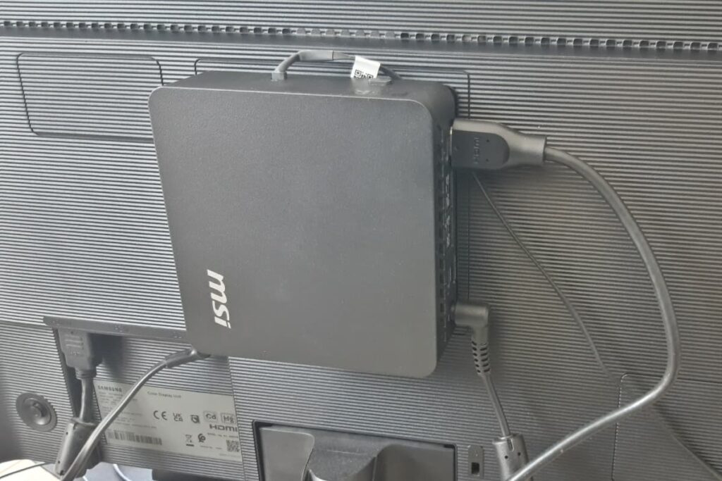Installazione dietro al monitor con la piastra VESA