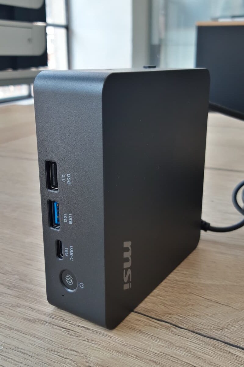 Il Cubi NUC AI+ 3MG in posizione verticale
