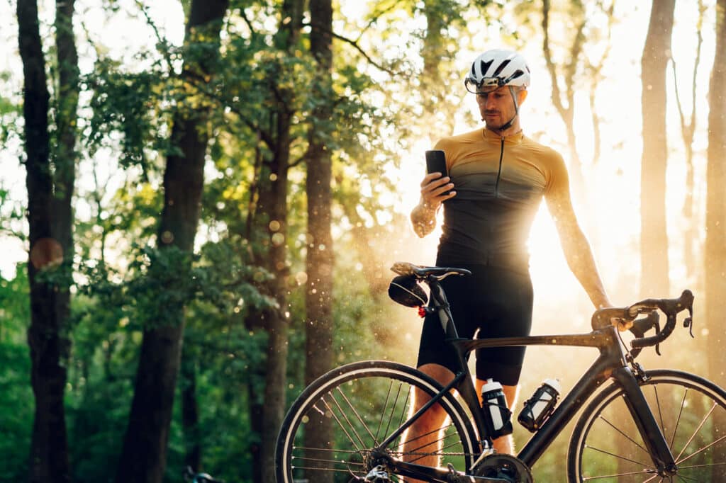 Ciclista controlla lo smartphone